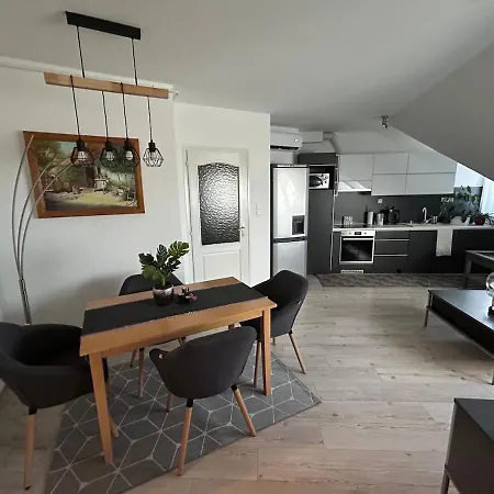 Golden On The 3rd Floor Apartament *